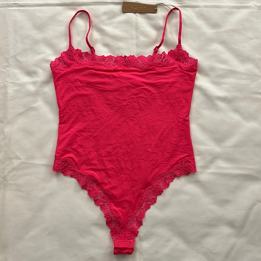 SKIMS FITS EVERYBODY CORDED LACE CAMI BODYSUIT